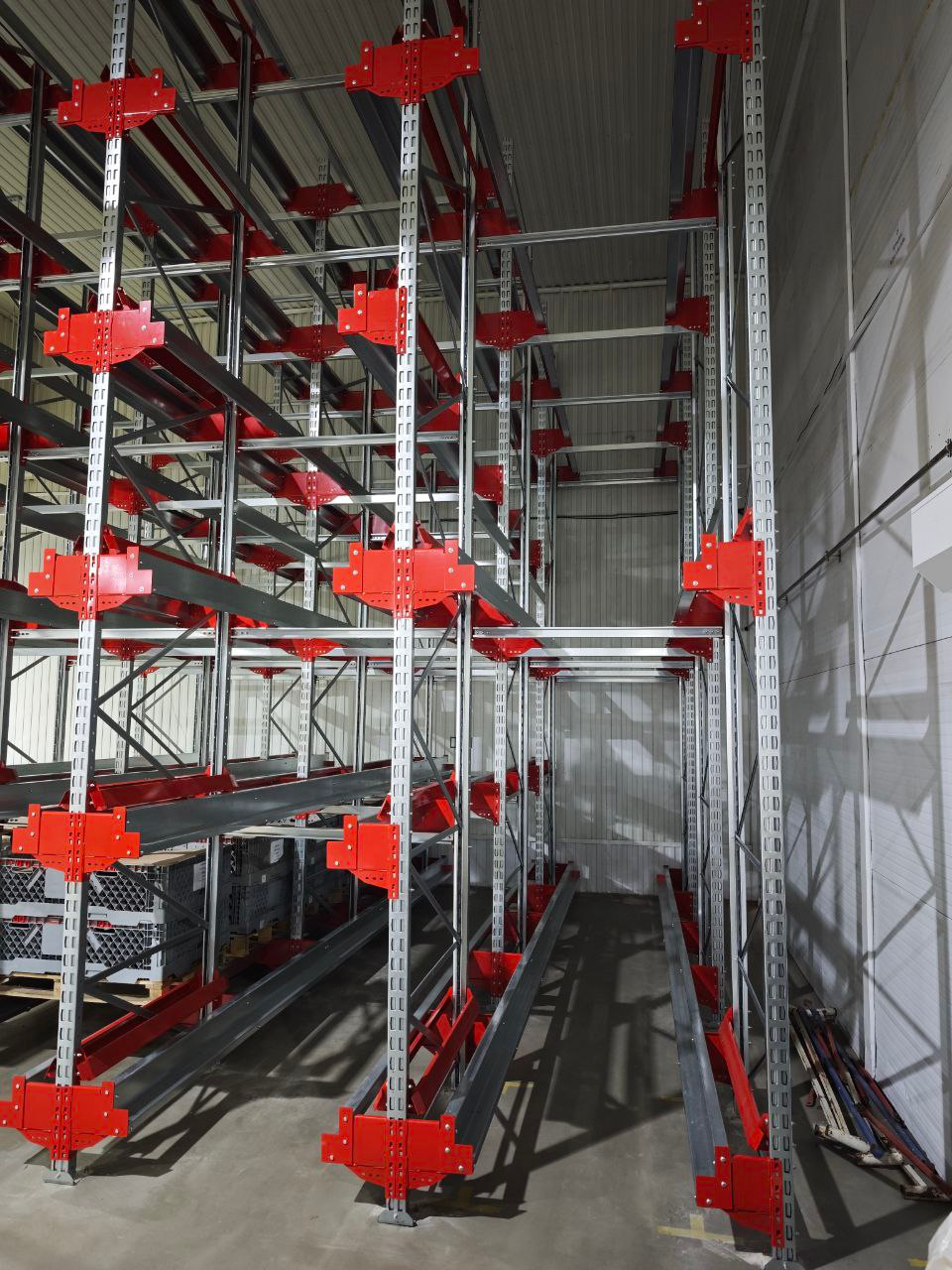 Стеллажи и смарт-шаттл для склада производителя продукта питания